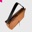 Cromia Alyson Schultertasche aus Leder in Cognac mit Reißverschluss und schwarzem Schulterriemen, Draufsicht
