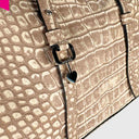 Detailaufnahme des weichen Leders mit Kroko-Prägung und samtiger Velours-Haptik
