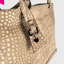 Detail der Tragehenkel und Metallbeschlaege am Cromia Louise Shopper
