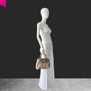 E&N Heather Shopper klein am Modell in der Hand getragen, Größenverhältnis dargestellt