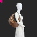 ABRO NANA COCCO Beuteltasche groß Dunkelbraun – Schultertasche am Model getragen, Seitenansicht
