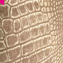 Detailaufnahme des weichen Leders mit Kroko-Prägung und samtiger Velours-Haptik
