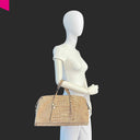 Cromia Louise Handtasche aus weichem Leder mit Kroko-Prägung, am Arm getragen, Seitenansicht
