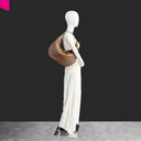 ABRO NANA COCCO Beuteltasche groß Braun – Tragansicht am Model, elegante Beutelform