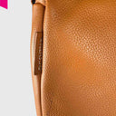 Cromia Alyson Beutel-Schultertasche aus Leder in Cognac mit seitlichem Cromia-Logo, Detailansicht
