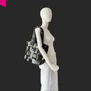 Shopper schwarz Flecht Optik am Model Schulteransicht
